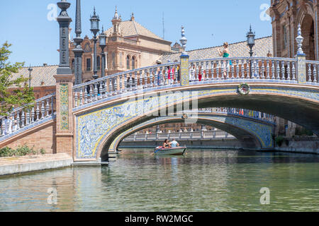 Promenade à travers les petits ponts touristiques sur canal dans la Plaza de España-a -Séville , Espagne Banque D'Images