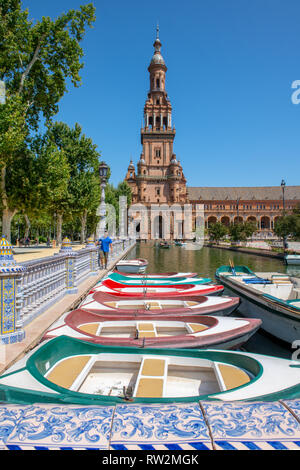 Pour les touristes des bateaux ancrés sur le canal sur la Plaza de España-a -Séville , Espagne Banque D'Images