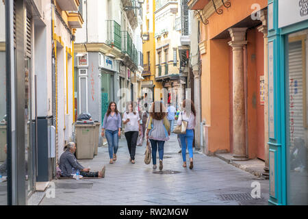 Les femmes en marche entre les boutiques de la rue étroite à Séville , Espagne Banque D'Images