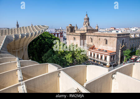 Metropol Parasol est une structure en bois situé à la place Encarnación, dans le vieux quartier de Séville, Espagne. Banque D'Images