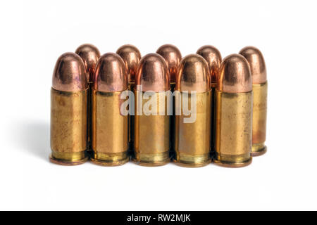 Dix balles de pistolet dans la ligne isolé sur fond blanc. Banque D'Images