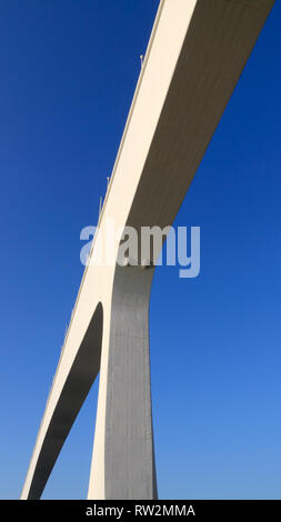 L'un des plusieurs ponts sur le fleuve Douro à Porto, Portugal, contre ciel bleu profond. Celui-ci est l'un des plus récents en béton armé ; Banque D'Images