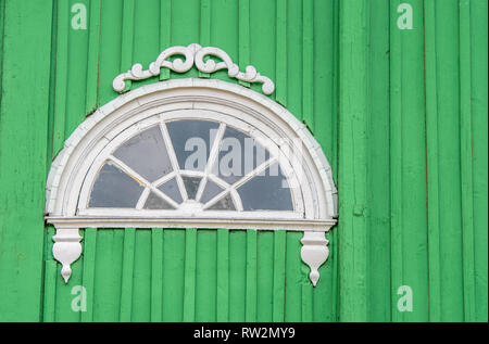 Vue détaillée de la demi-fenêtre circulaire situé dans la paroi d'un vert vif d'église orthodoxe russe (Cerkiew św. Michała Archanioła Trześciance w) dans la 'Terre de Banque D'Images