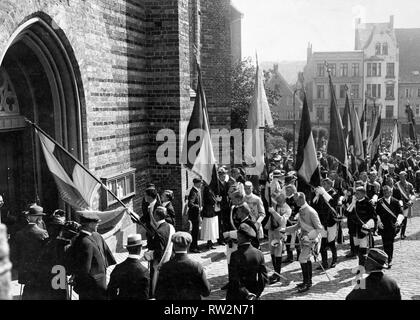 La Révolution allemande - Une délégation d'étudiants Kiel sur son chemin pour assister à un service d'action de grâce dans l'église à Flensburg, lors d'un plébiscite à l'état de la Prusse orientale et occidentale qui a donné lieu à une écrasante majorité de votes allemand ca. Juillet 1920 Banque D'Images