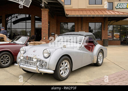 Vintage, classique ou antique voiture de sport britannique, Triumph TR3 roadster capote sur l'affichage à un salon de voitures à Pike Road New York, USA. Banque D'Images