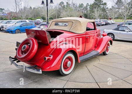 Classique ou rouge vintage Ford 48 Roadster avec un rumble seat et roue de secours couverte sur l'affichage à une voiture d'époque montrent à Pike Road Virginia USA. Banque D'Images