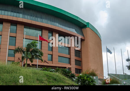 SCARBOROUGH, TRINITÉ-ET-TOBAGO - le 11 janvier 2019 : Façade de l'imposant complexe culturel Parc Shaw à Scarborough, Tobago sur un ciel nuageux l'après-midi. T Banque D'Images