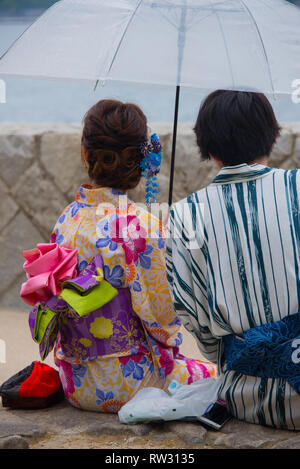 L'Asie, Japon, Miyajima Itsukushima, jeune couple, vue arrière Banque D'Images