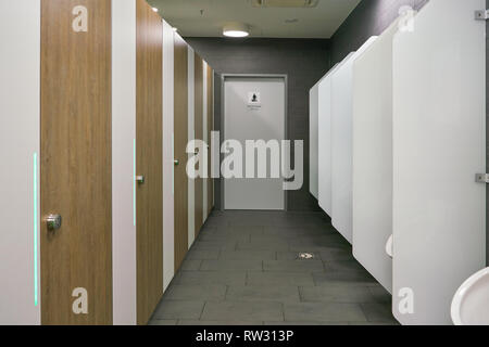 DUSSELDORF, ALLEMAGNE - circa 2018 SEPTEMBRE : interior shot d'une toilette à Dusseldorf. Banque D'Images