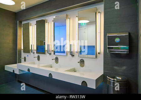 DUSSELDORF, ALLEMAGNE - circa 2018 SEPTEMBRE : interior shot d'une toilette à Dusseldorf. Banque D'Images