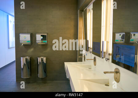 DUSSELDORF, ALLEMAGNE - circa 2018 SEPTEMBRE : interior shot d'une toilette à Dusseldorf. Banque D'Images