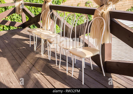 L'intérieur et de home concept - six chaises blanches sur la véranda Banque D'Images