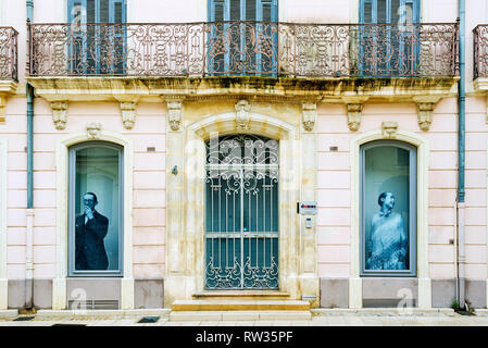 Façade de maisons dans le quartier de l'Écusson est le centre historique de la ville de Nîmes Banque D'Images