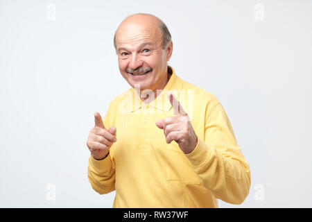 Surpris man a excité d'expression, l'index, recevoir de bonne idée pour le travail du projet. Heureux heureux homme isolé sur blanc studio mur. Banque D'Images