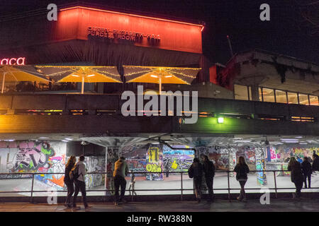 Roulettes,skateboard,location,stunt,cascades,a,la,célèbre célèbre,,emblématique Undercroft,skate park,Southbank Center,Southbank Lambeth, Londres,Angleterre,,UK, Banque D'Images