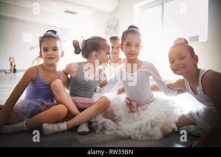 Groupe d'enfants heureux fit l'exercice de ballet en studio ensemble Banque D'Images