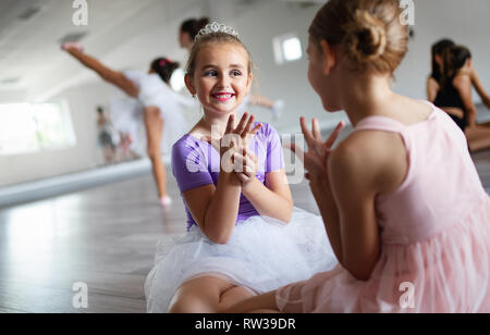 Groupe de petits ballerines filles faisant des exercices dans l'école de danse Banque D'Images