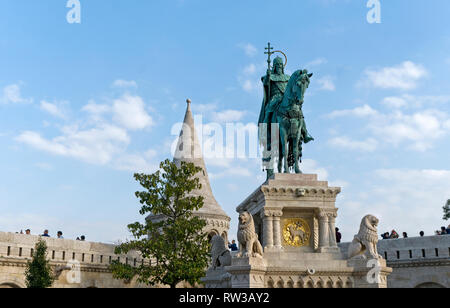 Statue de St Stephen King (Stephen), premier roi de Hongrie sur la colline du Château, Budapest, capitale de la Hongrie. Banque D'Images