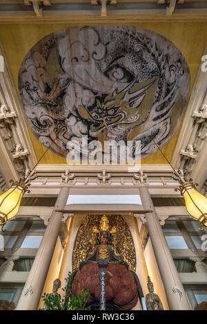 Kamakura, Japon - 9 août 2017 : assis statue de Hokan Shaka Nyorai et Dragon parmi les nuages, aucun Unryu Zu par Moriya Tadashiat Butsuden Hall principal ou Banque D'Images