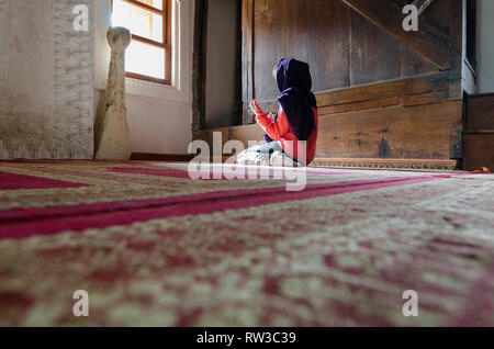 Kastamonu,Turquie-novembre 05,2017:Kasaba Village Mahmutbey Mosgue. Jeune fille musulmane prier dans la mosquée Banque D'Images