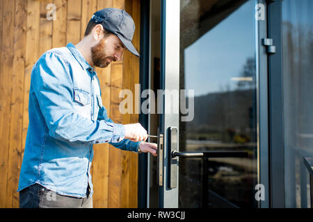 La réparation des accidents de la serrure de porte d'entrée maison moderne ou à l'hôtel pendant le temps ensoleillé en plein air Banque D'Images