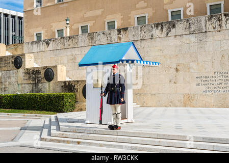 Athènes, Grèce - Novembre 1, 2017 : la garde présidentielle (soi-disant "Evzones') devant le Parlement grec, place Syntagma, Athènes, Grèce, Eur Banque D'Images