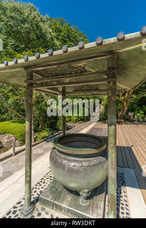 Kamakura, préfecture de Kanagawa, Japon - 9 août 2017 : Jokoro (encens) et de jardin karesansui sable ratissée à Fugenzan Meigetsu-in zen rinzai Banque D'Images