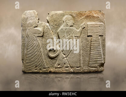 Alaca Höyük sphinx hittite porte secours monumentale en pierre sculptée orthostat de bord. Andésite, Alaca, Corum, 1399 - 1301 av. J.-C. Le Roi et la reine en face de Banque D'Images