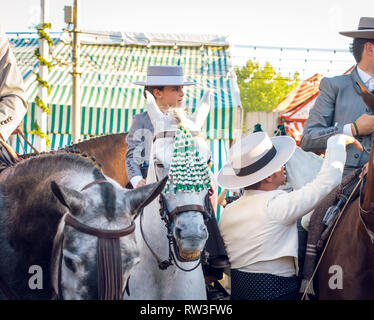 Jeune fille de l'équitation et la célébration de la foire d'avril, Foire d'Avril de Séville (Feria de Séville). La foire de Séville Banque D'Images