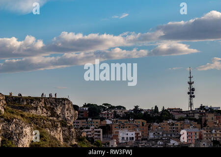 MATERA, ITALIE - 26 août 2018 : plusieurs touristes et photographes sont en attente sur haute colline de l'autre côté de la ville ancienne pour le coucher du soleil. Chaleureux décor summ Banque D'Images