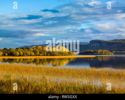 Lough Macnean sur la frontière de Fermanagh Cavan en automne, Comté de Fermanagh, Irlande du Nord Banque D'Images