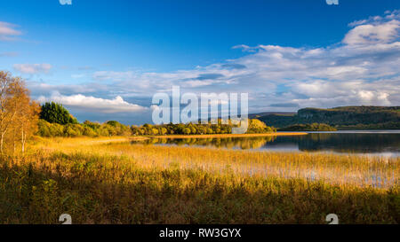 Lough Macnean sur la frontière de Fermanagh Cavan en automne, Comté de Fermanagh, Irlande du Nord Banque D'Images