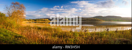 Lough Macnean sur la frontière de Fermanagh Cavan en automne, Comté de Fermanagh, Irlande du Nord Banque D'Images