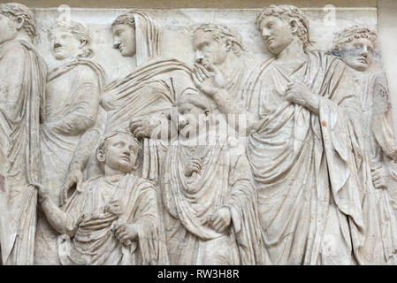 Rome. L'Italie. L'Ara Pacis Augustae, 13-9 BCE, Musée Ara Pacis. L'article de frise de procession sur le mur sud représentant les parents, les membres de Banque D'Images