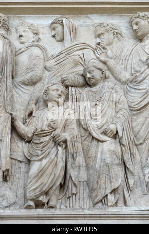 Rome. L'Italie. L'Ara Pacis Augustae, 13-9 BCE, Musée Ara Pacis. L'article de frise de procession sur le mur sud représentant les parents, les membres de Banque D'Images