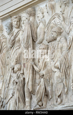 Rome. L'Italie. L'Ara Pacis Augustae, 13-9 BCE, Musée Ara Pacis. L'article de frise de procession sur le mur sud représentant les parents, les membres de Banque D'Images