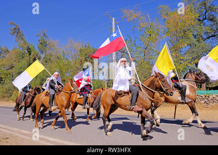 PIRQUE, SANTIAGO DU CHILI, le 8 avril 2018 : Les cavaliers à la Fiesta de Cuasimodo festival à Pirque, au Chili le 8 avril 2018 Banque D'Images