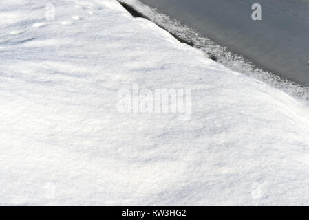 La neige et de la glace sur une rivière d'hiver. La texture de l'hiver et l'arrière-plan Banque D'Images