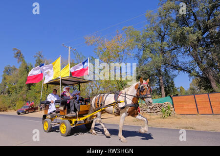 PIRQUE, SANTIAGO DU CHILI, le 8 avril 2018 : Les cavaliers à la Fiesta de Cuasimodo festival à Pirque, au Chili le 8 avril 2018 Banque D'Images