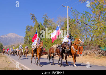 PIRQUE, SANTIAGO DU CHILI, le 8 avril 2018 : Les cavaliers à la Fiesta de Cuasimodo festival à Pirque, au Chili le 8 avril 2018 Banque D'Images