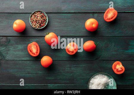 Une photo prise à la verticale de tomates heirloom organiques sur un fond rustique foncé avec une place pour le texte Banque D'Images