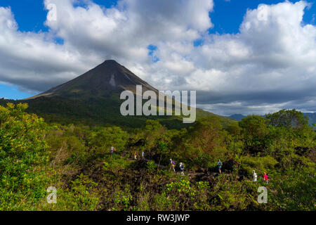 Les touristes se promener dans le Parc National du Volcan Arenal, la Fortuna, Costa Rica, Amérique Centrale Banque D'Images