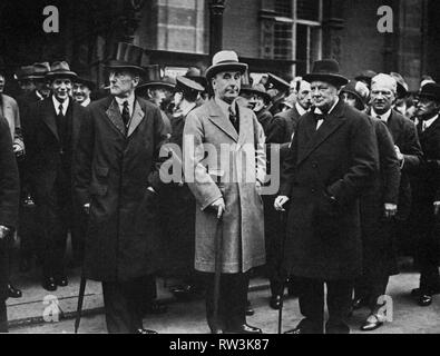 Winston Churchill, Austen Chamberlain et Sir Robert Horne, à l'extérieur du Caxton Hall, Londres. 30 octobre 1930 Banque D'Images