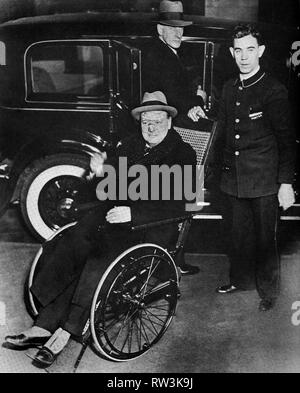 Winston Churchill en laissant l'hôpital Lennox Hill, New York, après avoir été blessé par un taxi. Décembre 1931 Banque D'Images