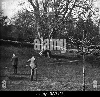 Winston Churchill dans le domaine de Chartwell avec son ami Ralph Wigram. 1935 Banque D'Images