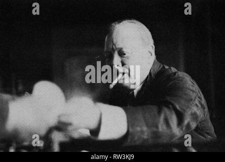 Winston Churchill au travail dans son étude à Chartwell.février 1939 Banque D'Images