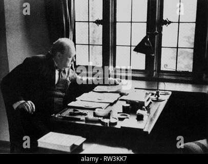 Winston Churchill au travail dans son étude à Chartwell.février 1939 Banque D'Images