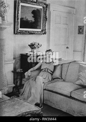 Mme Churchill épouse du premier ministre au 10 Downing Street. Septembre 1940 Banque D'Images