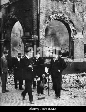 Winston Churchill inspecte les dégâts à la bombe dans la ville de Londres. 1940 Banque D'Images