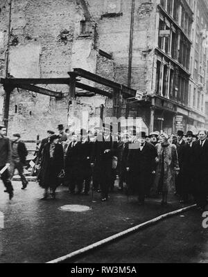 Winston Churchill inspecte les dégâts à la bombe dans la ville de Londres. 1940 Banque D'Images